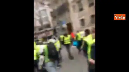 Gilet gialli tornano in piazza a Parigi, il corteo canta la Marsigliese