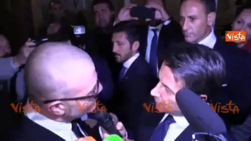 Conte ruba il microfono a "Le Iene": "Faccio io le domande"