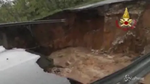 San Felice al Circeo: voragine sulla via Pontina, coinvolta una vettura. Ci sarebbe un disperso