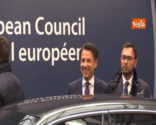 Conte scherza coi giornalisti: "Fa fresco, col maglione della nonna alla vostra età"