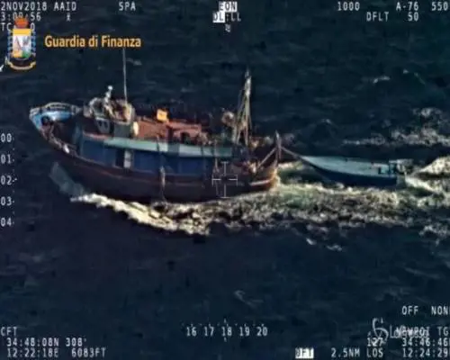 Agrigento, le immagini dall’alto della barca con i migranti