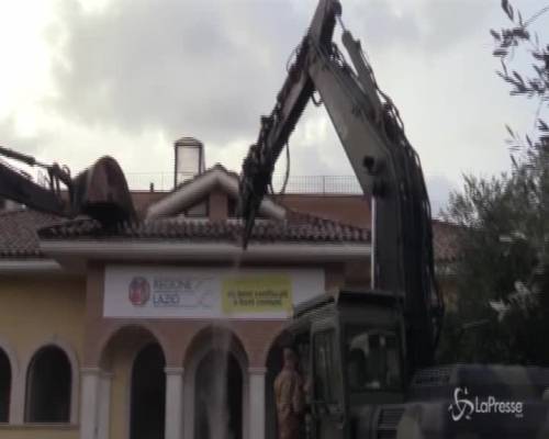 Casamonica, demolita un'altra villa: Salvini guida la ruspa