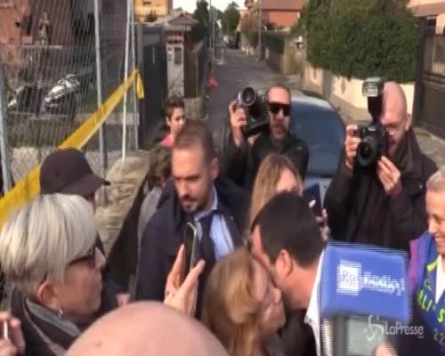 Salvini alla Romanina, residenti in delirio: "Sei più bello dal vivo"