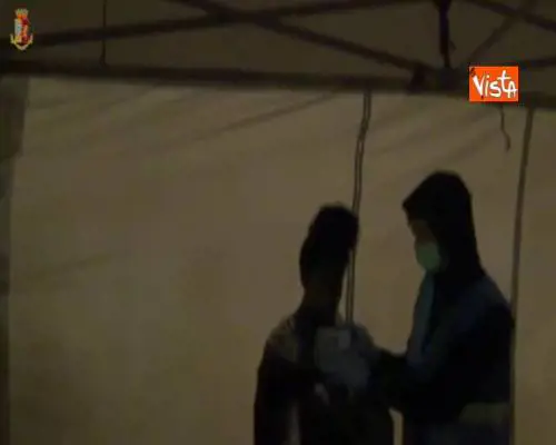 Sbarco a Pozzallo, la Polizia ferma i 5 scafisti che avrebbero condotto 264 migranti