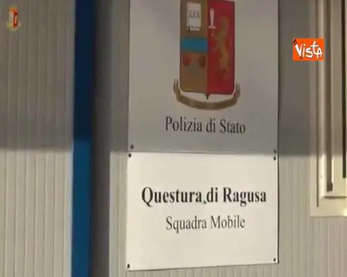 Cinque scafisti fermati a Ragusa, 264 migranti a bordo partiti dalle coste libiche