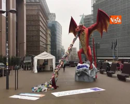 Ambientalismo, un drago sputa rifiuti di plastica al Consiglio UE a Bruxelles