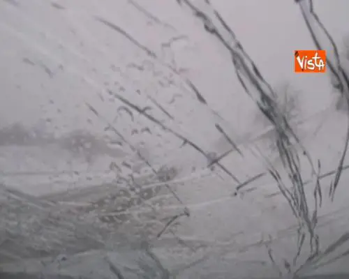 Passa sotto al ponte ricoperto di neve, ecco cosa succede quando passa il camion