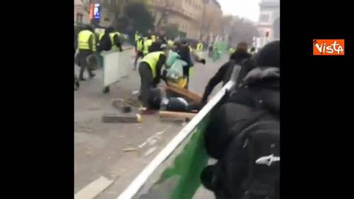 Gilet gialli a Parigi, scontri e lancio di lacrimogeni all'Arco di Trionfo