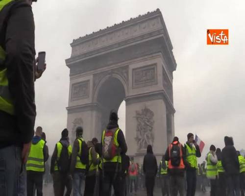 Gilet gialli, scontri con la Polizia sugli Champs-Elysees