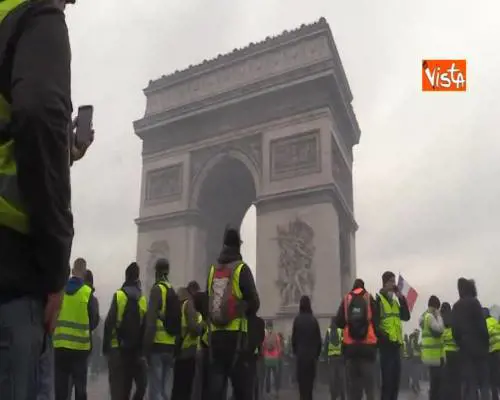 Gilet gialli, scontri con la Polizia sugli Champs-Elysees