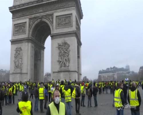Guerriglia urbana a Parigi, scontri gilet gialli-polizia