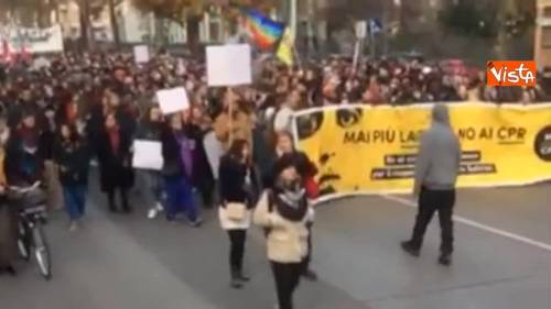 NoCpr, in 10mila al corteo anti Salvini tra le strade di Milano