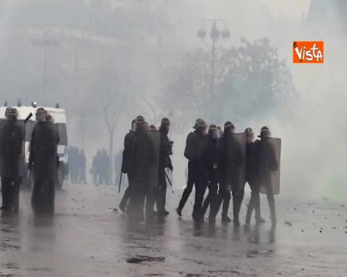 Tensioni a Parigi, la Polizia usa gli idranti contro i ‘gilet gialli’ sotto l’Arco di Trionfo