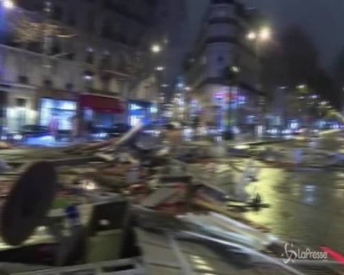 Gilet gialli, a Parigi disordini e caos fino a tarda notte