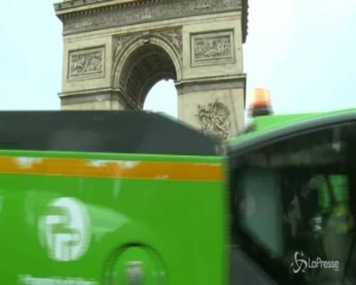 Parigi, dopo gli scontri "le pulizie" sugli Champs-Élysées