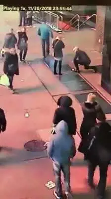 La proposta è maldestra: l'anello finisce nella grata prima del "sì"