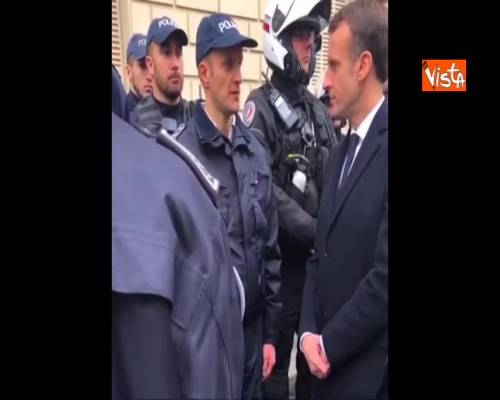 Gilet Gialli, Macron incontra e ringrazia la Polizia dopo gli scontri di sabato a Parigi