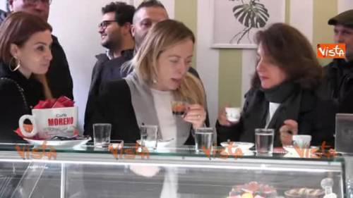Sfogliatella e caffè per Giorgia Meloni a San Gregorio Armeno