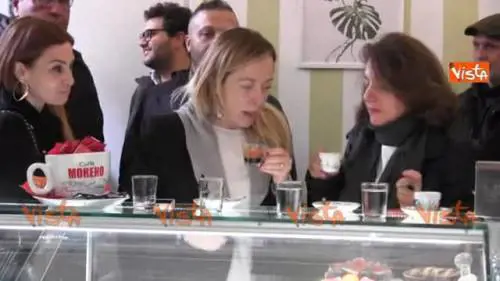 Sfogliatella e caffè per Giorgia Meloni a San Gregorio Armeno