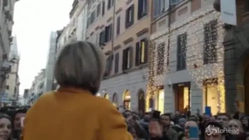 Sharon Stone a Roma: bagno di folla in via del Babuino