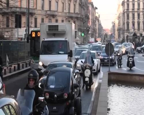 Milano, scontro tra tram e auto: 4 feriti lievi