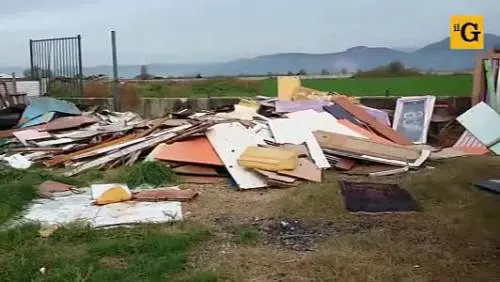Nella baraccopoli abusiva dei rom ad Acerra