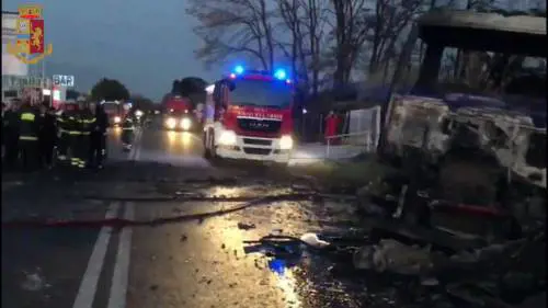 La scena davanti al distributore: l'autocisterna sbalzata a 70 metri