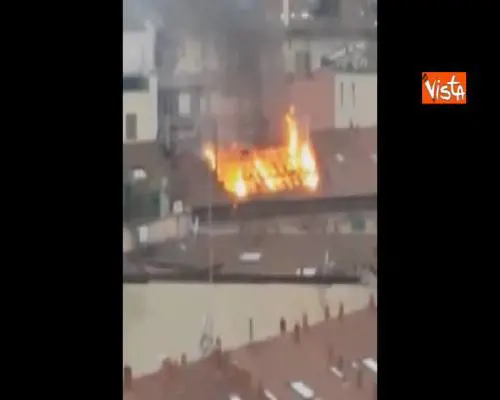 Milano, paura in Porta Venezia, in fiamme il tetto di una palazzina