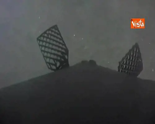 Razzo Falcon di Elon Musk doveva rientrare a terra ma qualcosa va storto e finisce in acqua