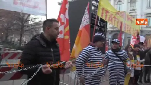 Prima della Scala, si infiamma la protesta contro il governo