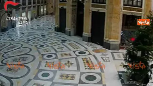 Baby gang a Napoli ruba l'albero di Natale in Galleria Umberto, recuperato poi dai Carabinieri