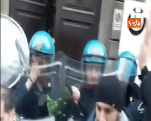 Prima della Scala, uova contro la polizia durante la protesta dei centri sociali