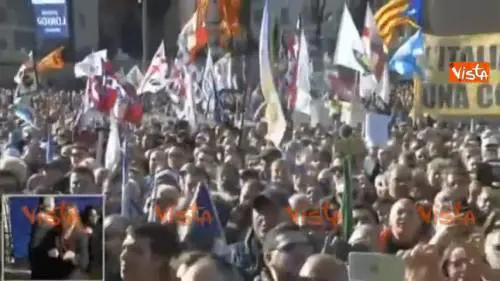 Salvini: "Siamo nel giusto se abbiamo contro i poteri forti"