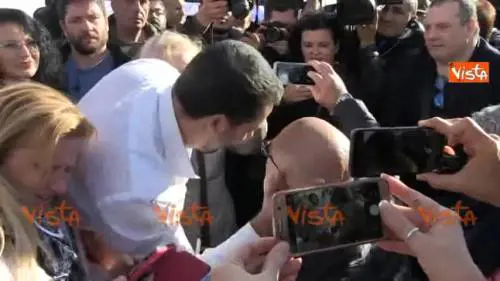 Salvini va a salutare gruppo di disabili