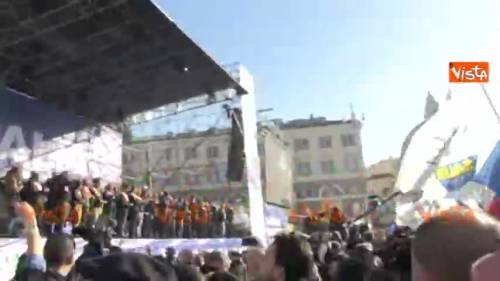 Salvini applaude con il linguaggio dei segni