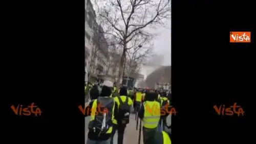 Gilet Gialli in piazza a Parigi, la polizia spara lacrimogeni