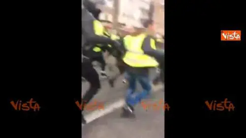 Gilet Gialli, cariche della polizia all'Arco di Trionfo, manifestanti in fuga sugli Champs Elysees