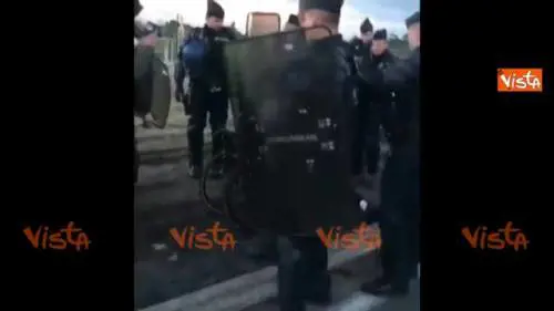 Francia, polizia fa cadere un disabile che manifestava con i gilet gialli