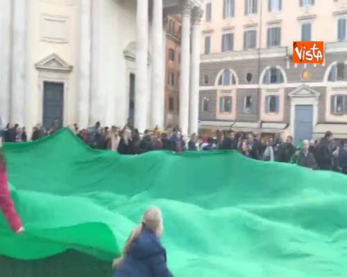 L’onda verde nel centro di Roma, il flash-mob dei Verdi per la salvaguardia dell’ambiente