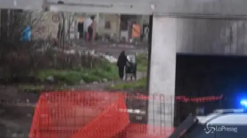 Roma, sgomberati migranti dall'ex Penicillina