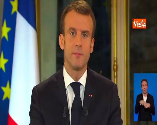  Gilet gialli, Macron: “Rabbia giusta, aumento salario minimo di 100 euro” 