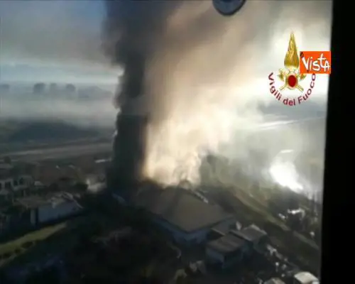 In fiamme un impianto di rifiuti sulla Salaria, la colonna di fumo vista dall'alto