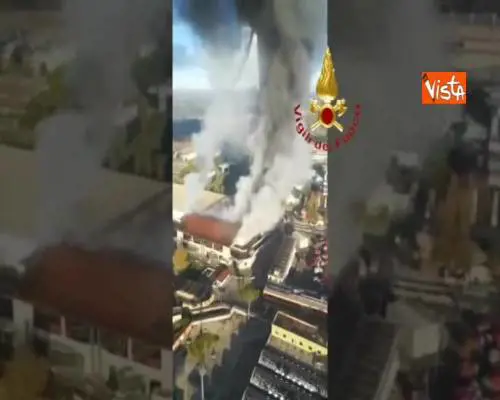 Incendio in un impianto di rifiuti sulla Salaria, il rogo ripreso dall'elicottero