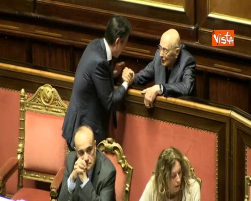 Napolitano in aula al Senato va a parlare con Conte