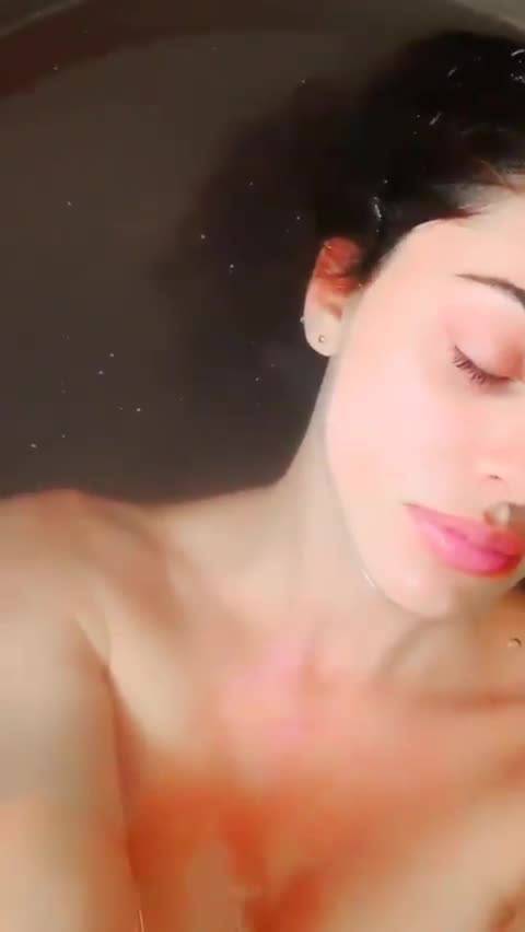 Il video hot di Belen Rodriguez: nuda nella vasca da bagno