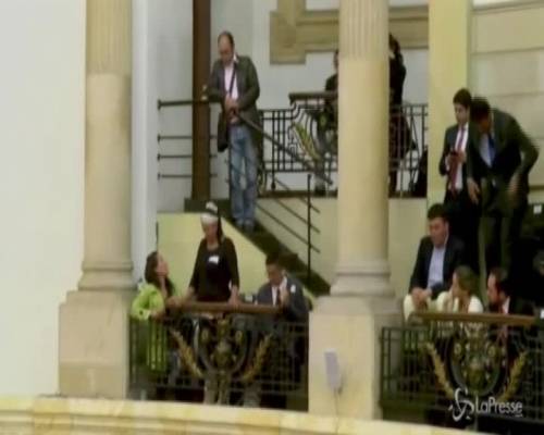 Colombia, topi "paracadutati" nell'aula del Congresso: seduta sospesa