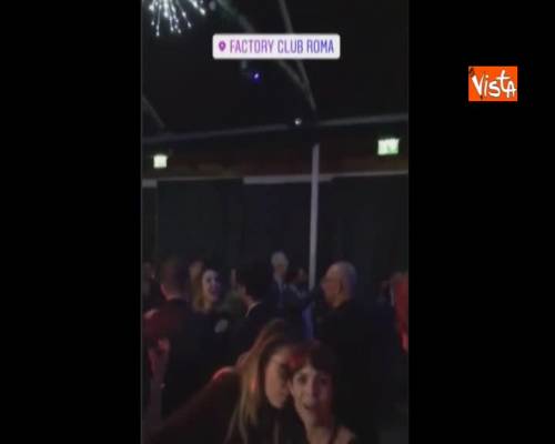 Party M5s in discoteca, i parlamentari festeggiano per celebrare ‘Un anno a 5 stelle’