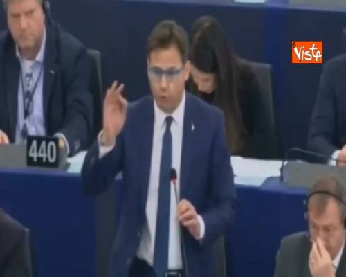 Il leghista Ciocca sventola Gilet Giallo al Parlamento Ue: “Europa spalleggia islamisti, svegliatevi”