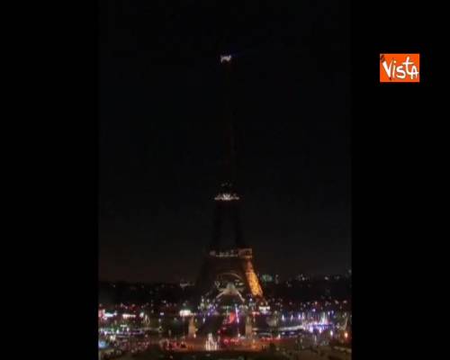Attentato a Strasburgo, la Torre Eiffel si spegne in onore delle vittime