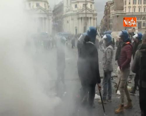 Lazio – Francoforte, fumogeni e immondizia gli ultras tedeschi a Piazza del Popolo